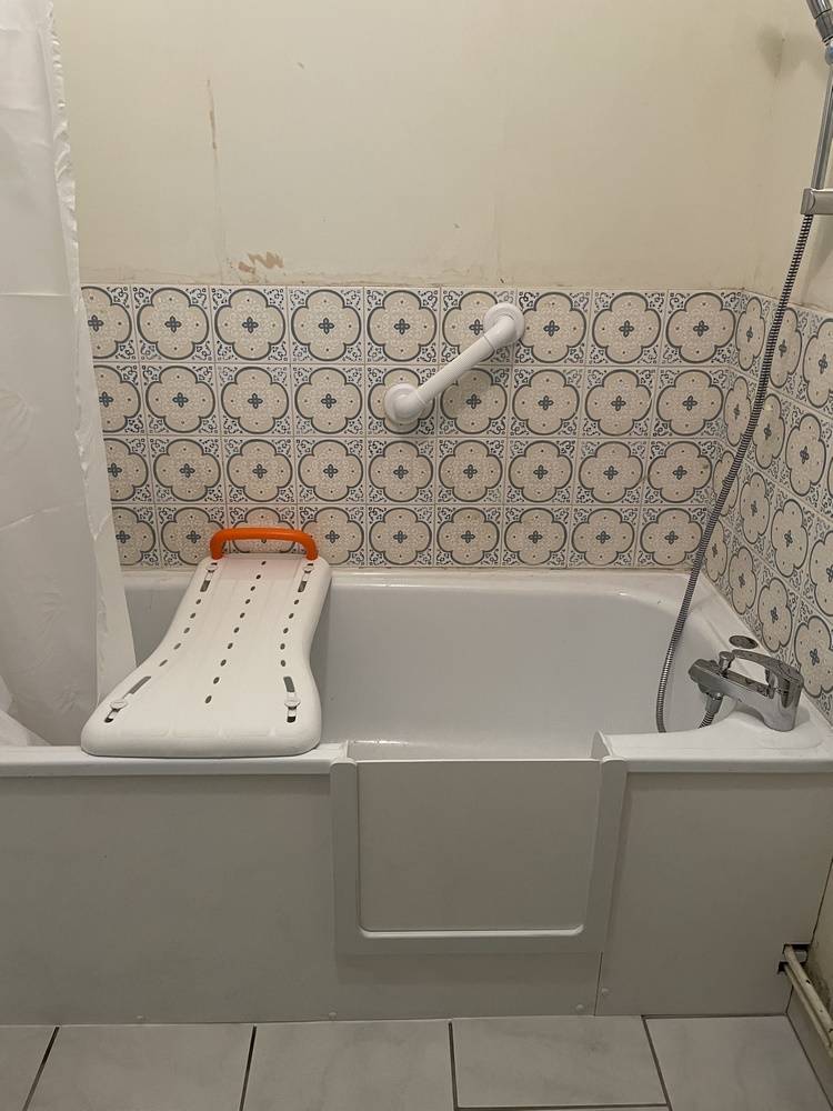 Transformation d'une baignoire en douche par SOBAIN sur le bassin d'Arcachon