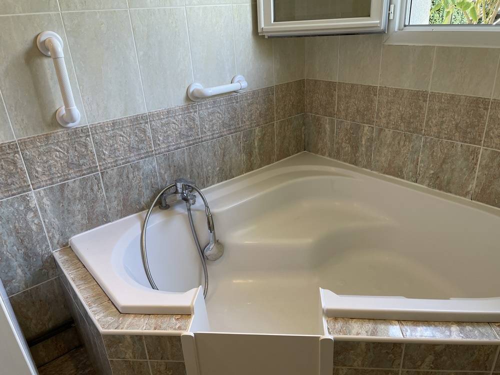 Baignoire à porte sur mesure par SOBAIN, Bordeaux