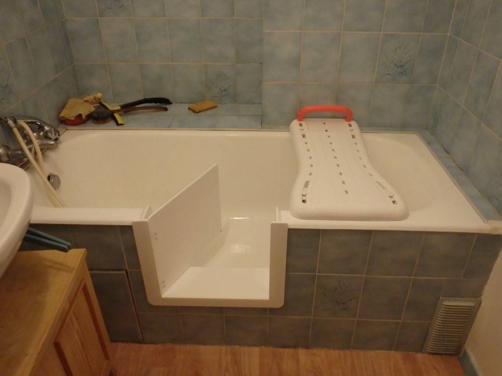 installation de baignoire à porte bordeaux