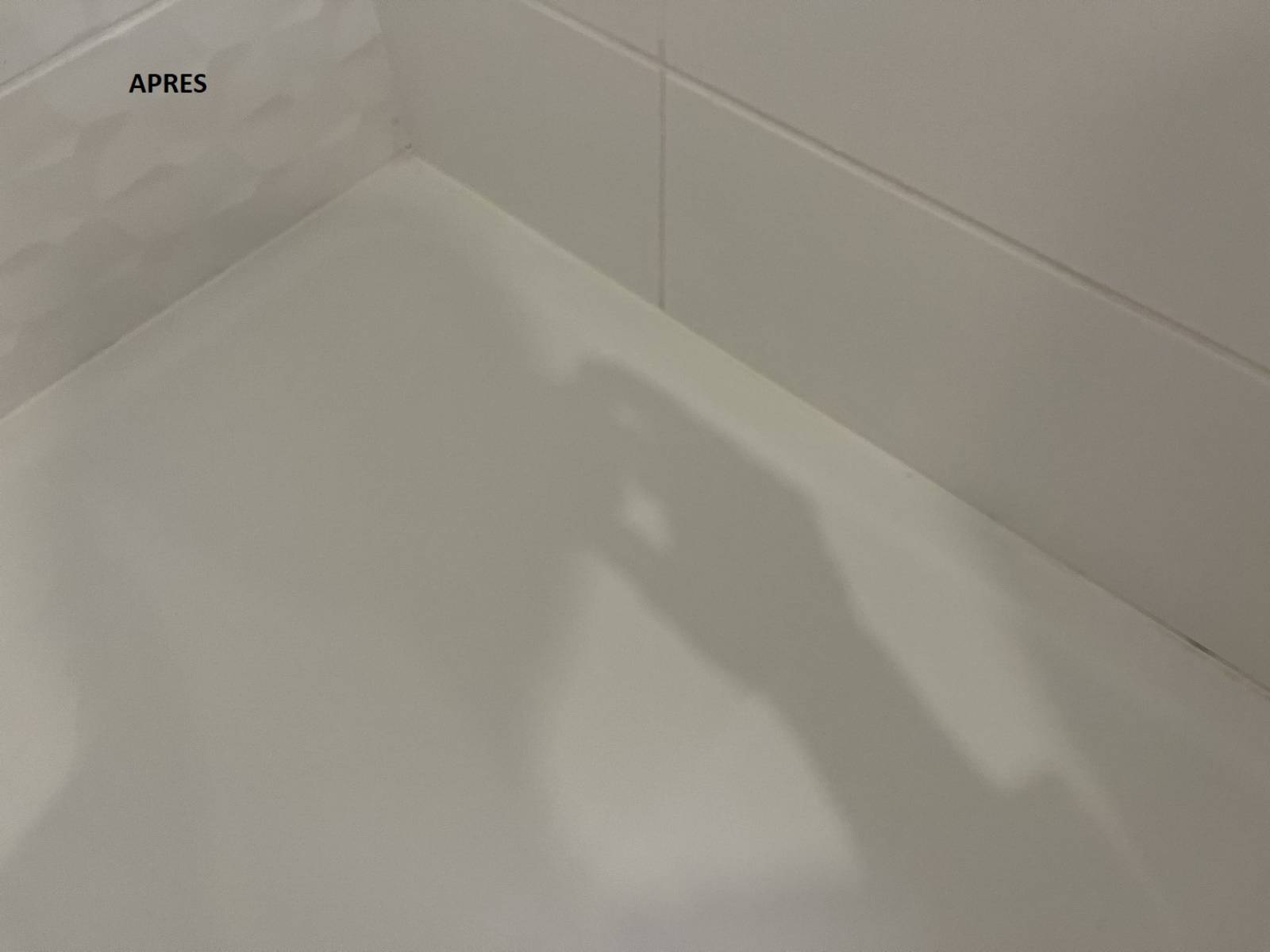 Effacement de rayure sur une baignoire au Bouscat par SOBAIN