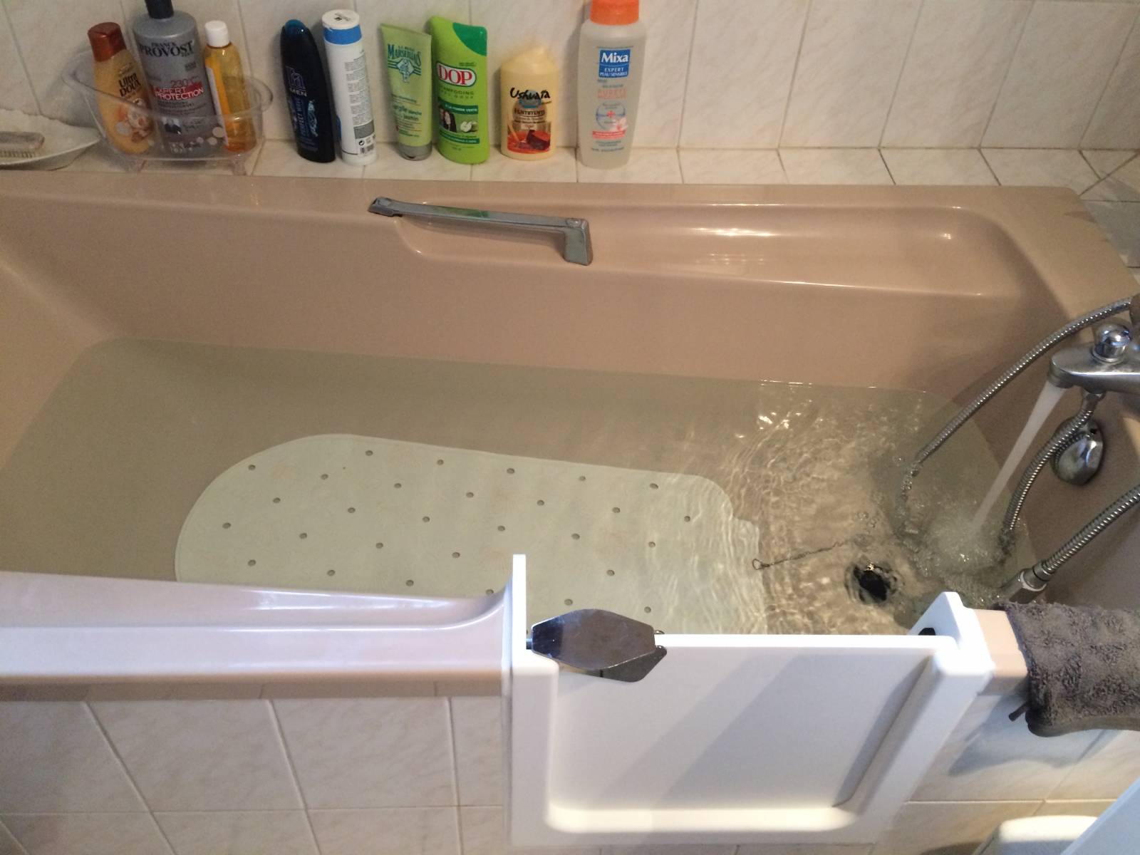 découpe de baignoire sur mesure par SOBAIN