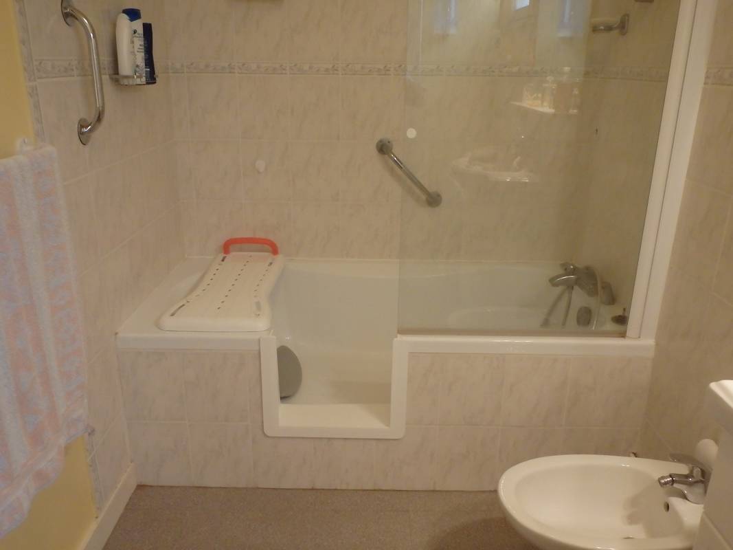ouverture de baignoire pour personnes à mobilité réduite