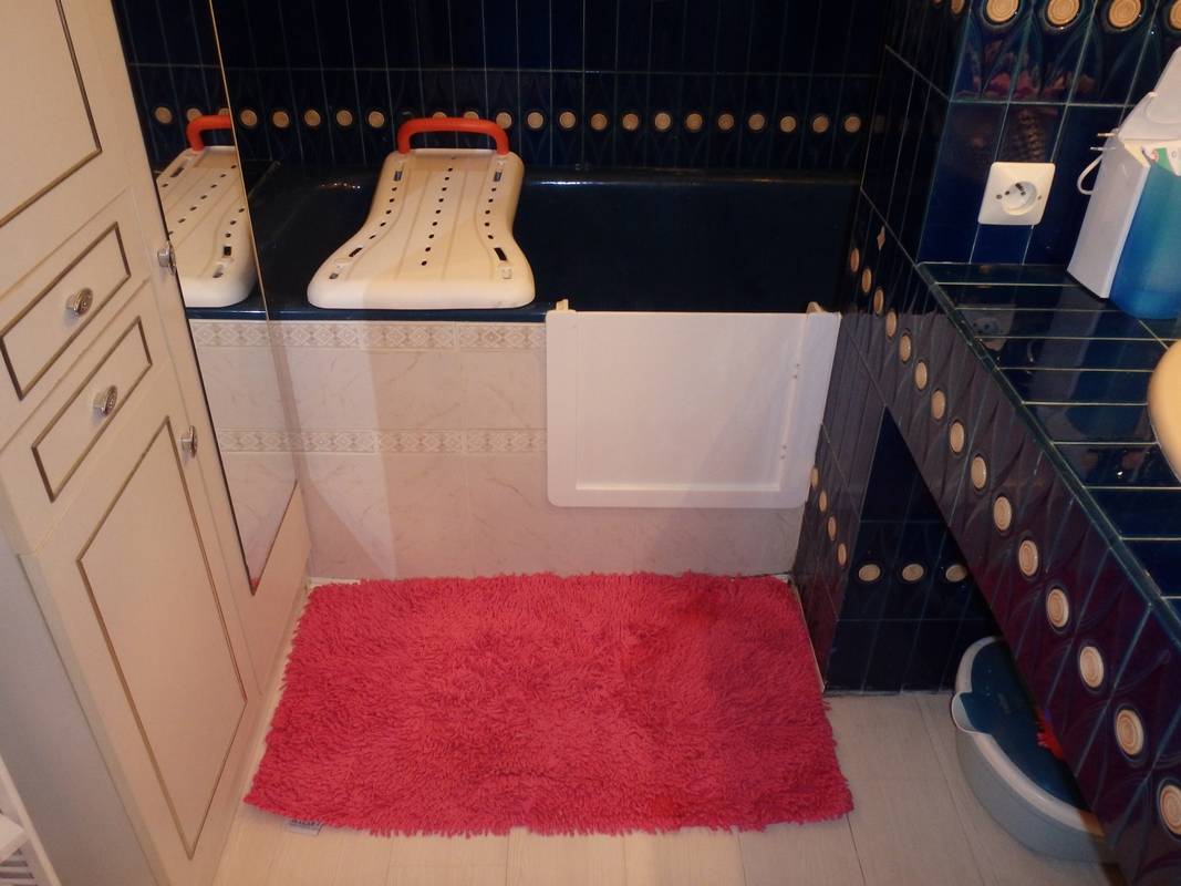 ouverture de baignoire avec portillon anti éclaboussure