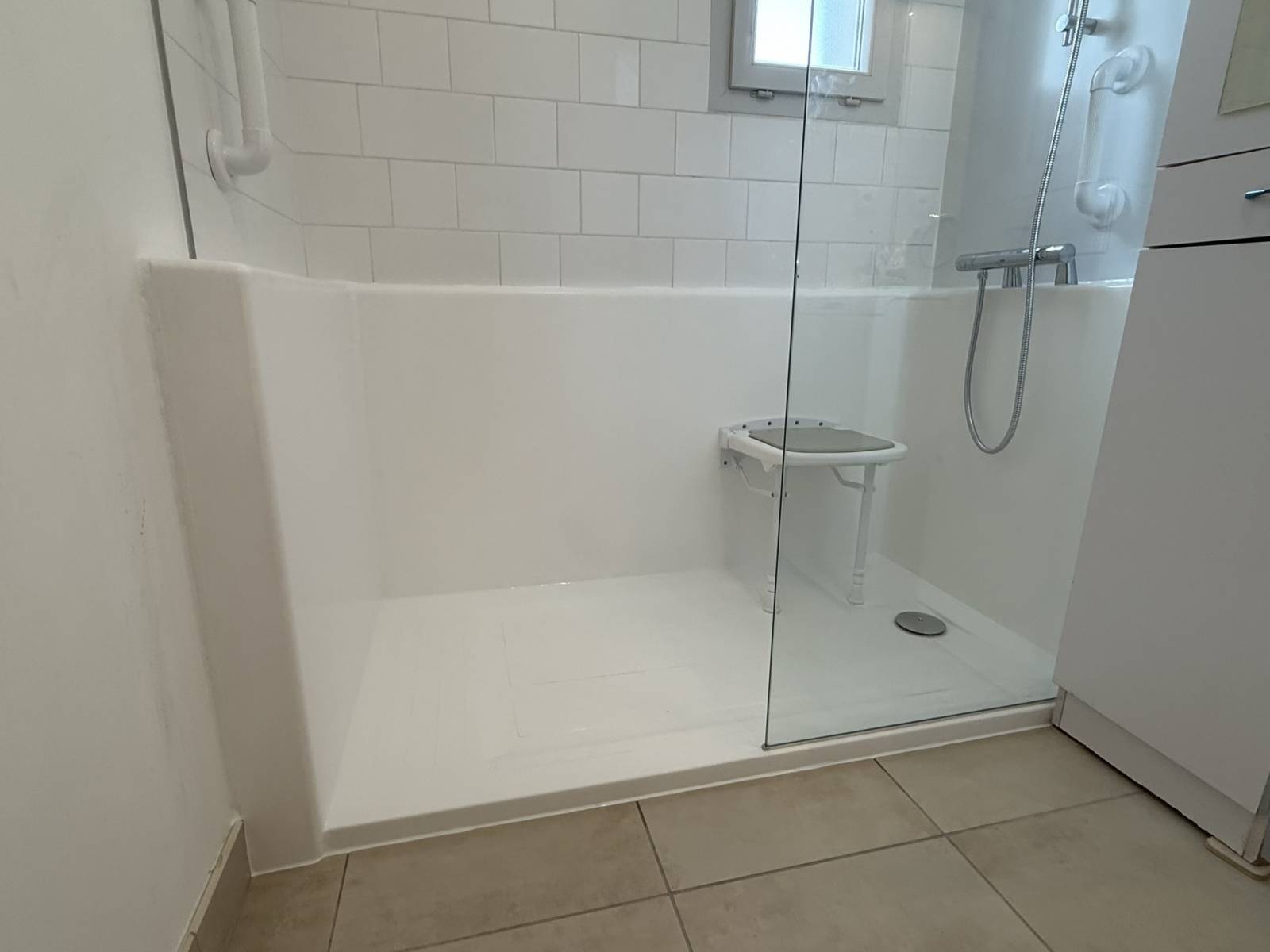 Remplacement baignoire par douche sans gros travaux par SOBAIN à Talence