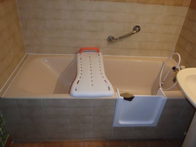 découpe latérale d'une baignoire sur le Bouscat par SOBAIN